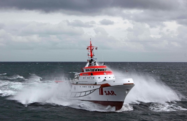 Bild vergrößern: Segeljacht brennt in Lübecker Bucht - Skipper gerettet