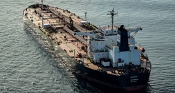 Drohnenverdacht: Kapitän eines Schiffs der russischen Schattenflotte weiter in Gewahrsam