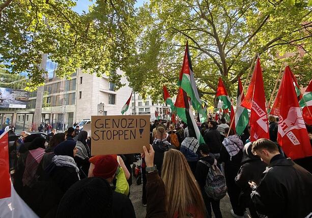 Bild vergrößern: Anti-Israel-Demo vor dem Auswärtigen Amt