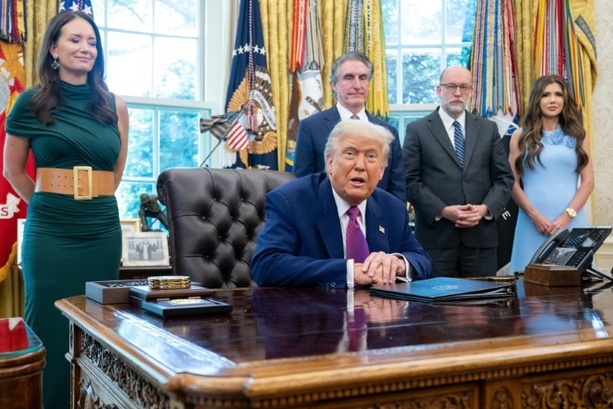 Bild vergrößern: Haushaltssperre: Trump erhöht Druck auf Demokraten