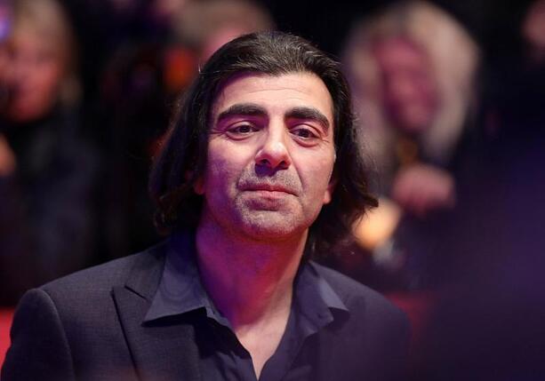 Bild vergrößern: Fatih Akin hat zwei Menschen vor dem Ertrinken gerettet - an Land
