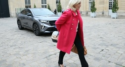 Rechtspopulistin Le Pen erscheint mit Katzenbaby beim Premierminister
