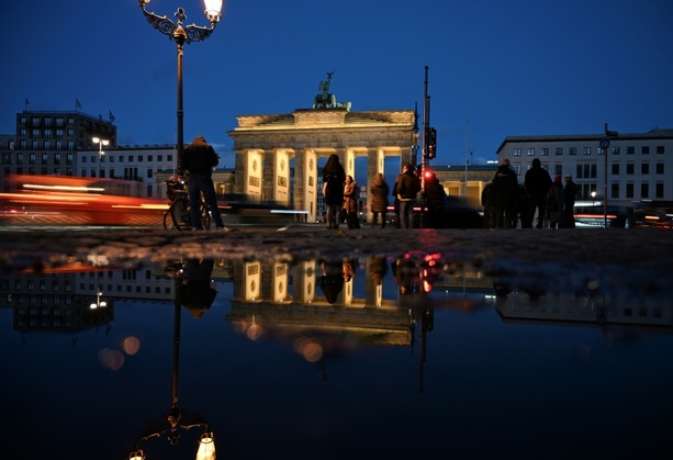 Bild vergrößern: Brandenburger Tor mit Farbe beschmiert - Polizei ermittelt