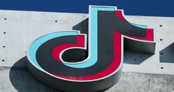 Influencer lockt mit Spritzenangriffen Tiktok-Follower: Haftstrafe