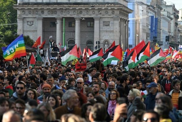 Bild vergrößern: Italien: Hunderttausende streiken und protestieren für Gaza-Hilfsflotte