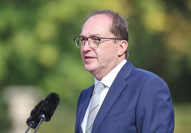 Bild vergrößern: Dobrindt will neuen Anlauf für Asylzentren in Drittstaaten