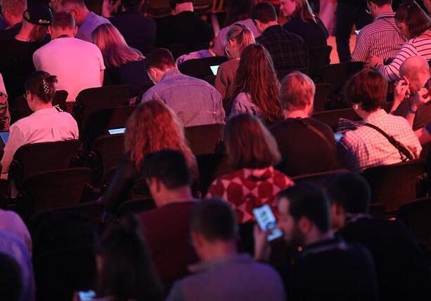 Bild vergrößern: Linnemann offen bei Social-Media-Verbot für Kinder