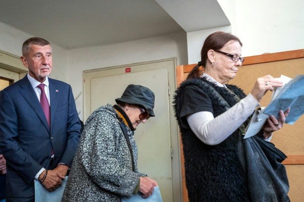 Bild vergrößern: Tschechen wählen neues Parlament - Populistischer Ex-Regierungschef Babis Favorit