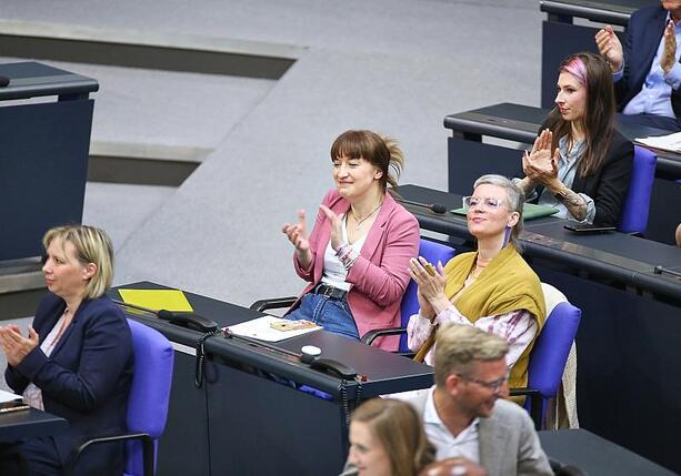 Bild vergrößern: AfD und Linke applaudieren eigenen Rednern am häufigsten