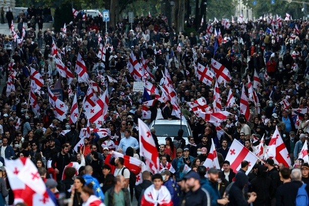 Bild vergrößern: Zehntausende bei Protesten in Georgien - Polizei setzt Tränengas ein