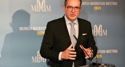 Rückkehrzentren für Migranten in Drittstaaten: Dobrindt weist auf rechtliche Hürden hin