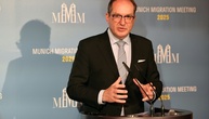 Rückkehrzentren für Migranten in Drittstaaten: Dobrindt weist auf rechtliche Hürden hin