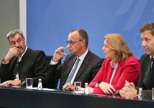 Bild vergrößern: Insa: Regierungsparteien auf Rekordtief