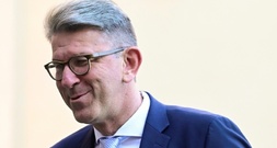 Kulturstaatsminister Weimer: Jahrestag von Hamas-Angriff als Trauertag respektieren