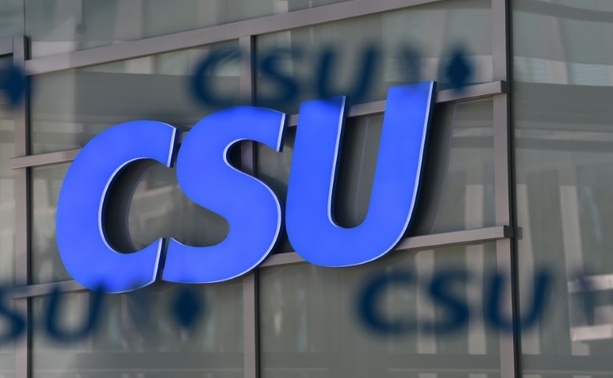 Bild vergrößern: Unbekannte legen Feuer an CSU-Parteizentrale in München - Staatsschutz ermittelt