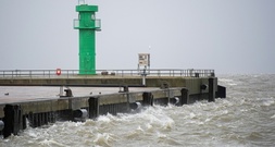 Sturmflut über Teilen Norddeutschlands: Störungen im Fährverkehr