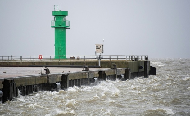 Bild vergrößern: Sturmflut über Teilen Norddeutschlands: Störungen im Fährverkehr