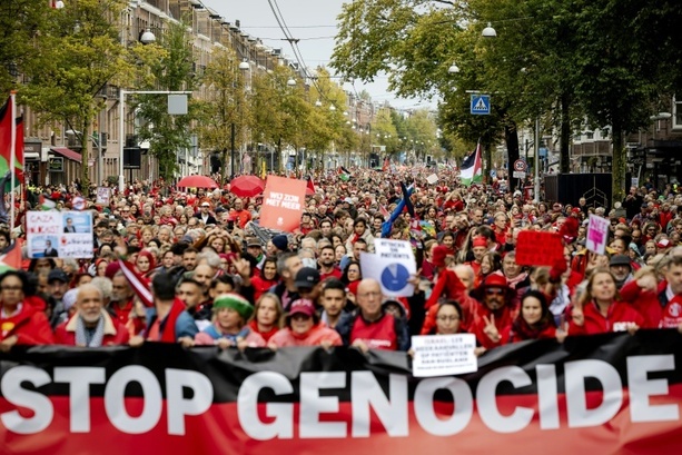 Bild vergrößern: Zehntausende demonstrieren in Amsterdam für Ende des Gazakriegs