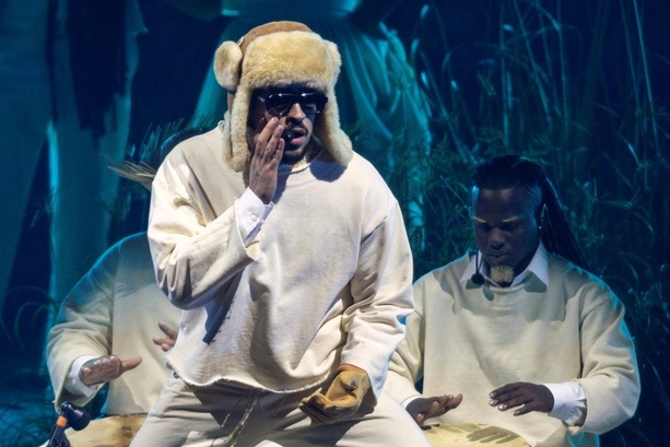 Bild vergrößern: Latino-Rapper Bad Bunny mokiert sich über Kritik an seinem Super-Bowl-Auftritt