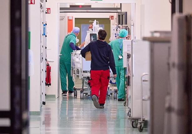 Bild vergrößern: NRW-Minister Laumann mahnt Bund bei Klinikreform zu Ausnahmen