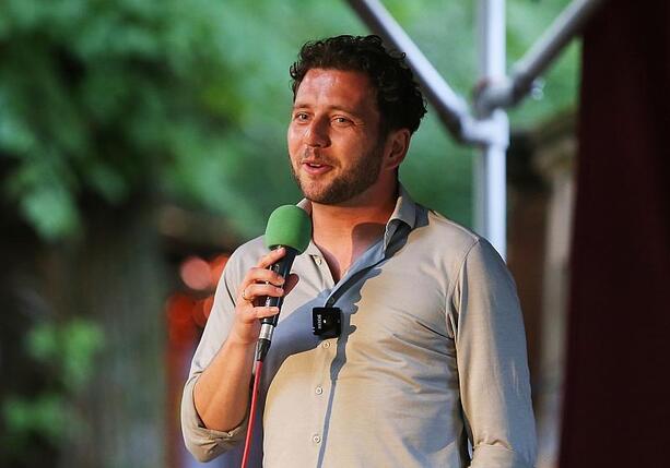 Bild vergrößern: Grünen-Chef Banaszak unterstützt Stahl-Plan der SPD