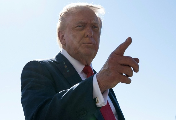 Bild vergrößern: Trump kündigt Entlassungen wegen anhaltender Haushaltssperre in den USA an