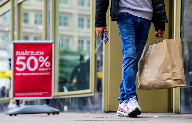 Bild vergrößern: Handelsverband: Verbraucherstimmung im Oktober leicht verbessert