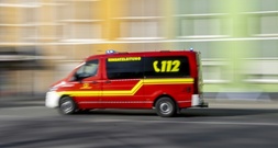 Auto prallt mit 