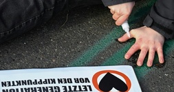 Berliner Polizei beschlagnahmt von Klimaaktivisten große Mengen Sekundenkleber
