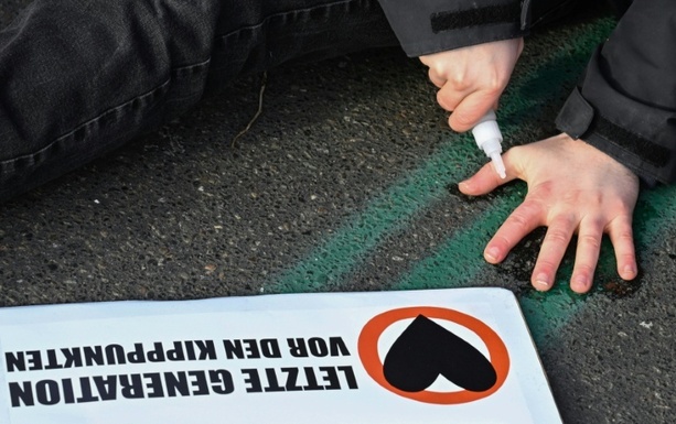Bild vergrößern: Berliner Polizei beschlagnahmt von Klimaaktivisten große Mengen Sekundenkleber