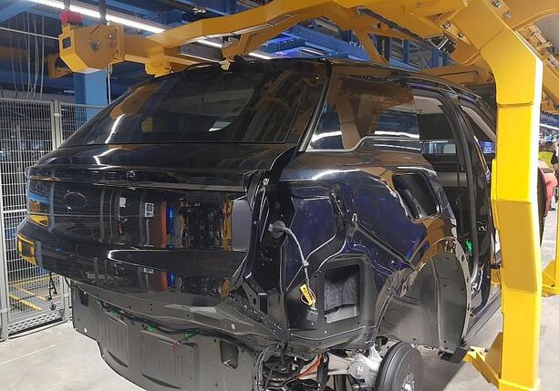 Bild vergrößern: Regierung prüft neuen Hilfsansatz für Autoindustrie