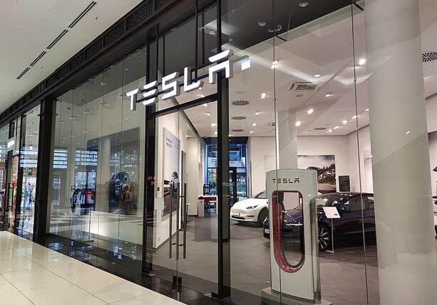 Bild vergrößern: Bericht: Tesla bringt günstigere Version des Model Y aus Grünheide