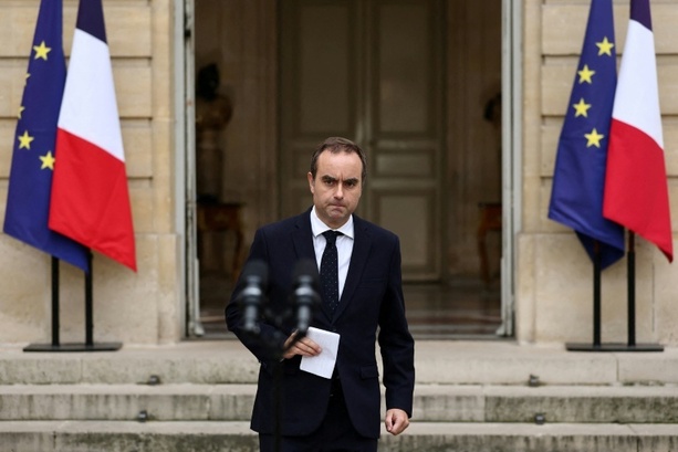 Bild vergrößern: Frankreichs Präsident Macron zunehmend unter Druck: Ex-Premier fordert Rücktritt