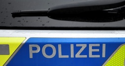 Tödlicher Unfall in Nordrhein-Westfalen: Mann zwischen Lastwagen eingeklemmt