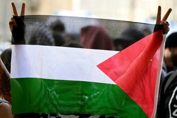 Bild vergrößern: Propalästinensische Demonstration in Berlin kurz vor Beginn verboten