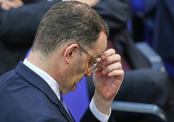 Bild vergrößern: Politiker reagieren bestürzt auf Attacke auf Bürgermeisterin