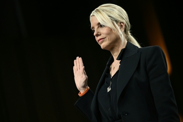 Bild vergrößern: US-Senatoren: Justizministerin Bondi nutzt Ministerium als politische Waffe