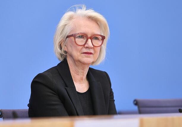 Bild vergrößern: Wirtschaftsweise kritisiert Verbrenner-Diskussion