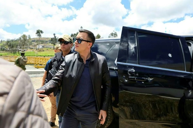 Bild vergrößern: Schüsse auf Autokolonne von Präsident von Ecuador - Noboa laut Ministerin unverletzt