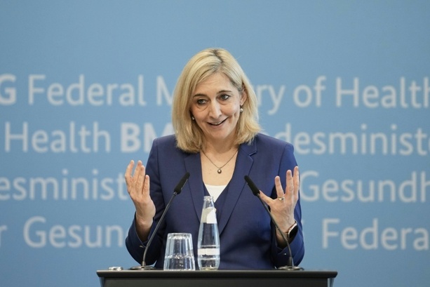 Bild vergrößern: Bundesgesundheitsministerin Warken verteidigt Anpassungen bei Krankenhausreform Bild vergrößern: Bundesgesundheitsministerin Warken verteidigt Anpassungen bei Krankenhausreform
