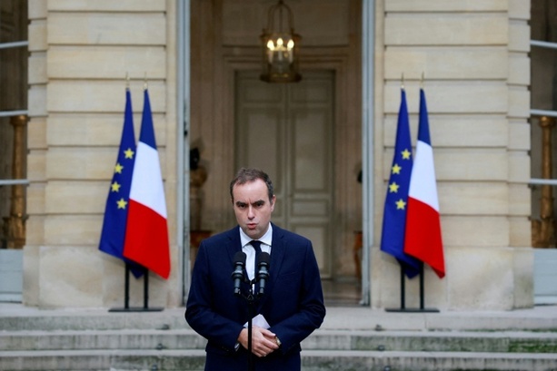 Bild vergrößern: Regierungskrise in Frankreich: Entscheidung steht am Abend an
