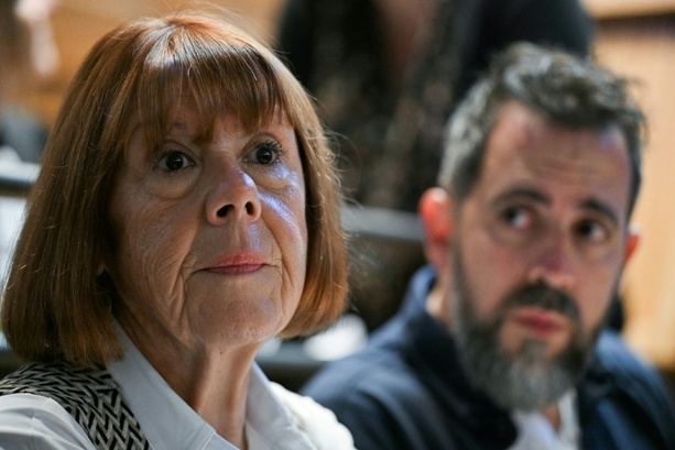 Bild vergrößern: Vergewaltigungsopfer Gisèle Pelicot greift Angeklagten in Berufungsprozess an