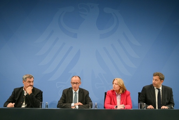 Bild vergrößern: Spitzen der Koalition treffen sich zu Beratungen im Kanzleramt
