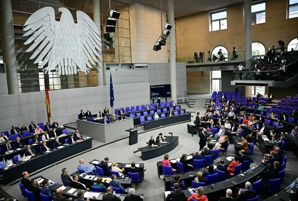 Bild vergrößern: Bundestag stimmt über Bau-Turbo und Länder-Anteil am Sondervermögen ab