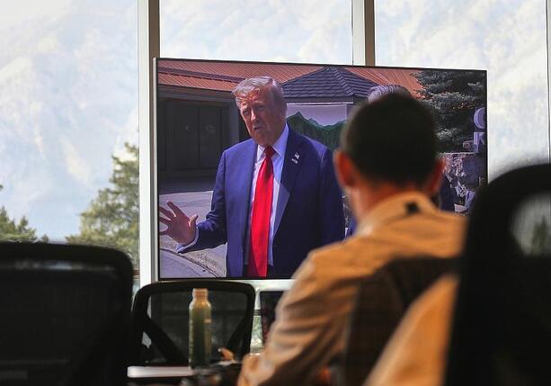 Bild vergrößern: Stegner kann sich Friedensnobelpreis für Trump vorstellen Bild vergrößern: Stegner kann sich Friedensnobelpreis für Trump vorstellen