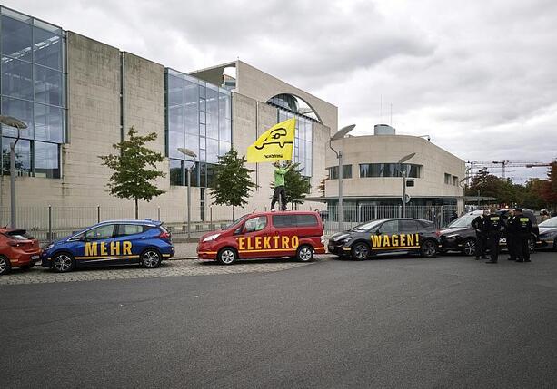 Bild vergrößern: Auto-Gipfel: Greenpeace pocht auf zügigen Umstieg auf E-Mobilität Bild vergrößern: Auto-Gipfel: Greenpeace pocht auf zügigen Umstieg auf E-Mobilität