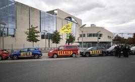 Auto-Gipfel: Greenpeace pocht auf zügigen Umstieg auf E-Mobilität
