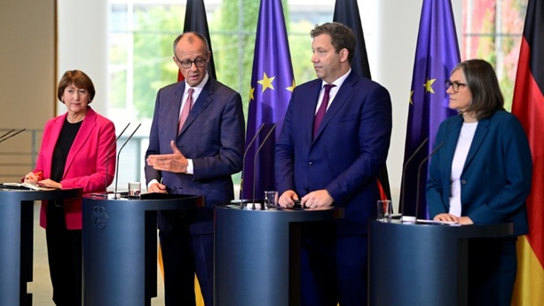 Bild vergrößern: Autoindustrie fordert Einigung der Bundesregierung bei Verbrenner-Aus Bild vergrößern: Autoindustrie fordert Einigung der Bundesregierung bei Verbrenner-Aus
