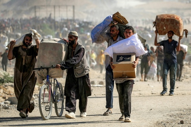 Bild vergrößern: Ägyptischer Roter Halbmond: 153 Lastwagen mit Hilfsgütern auf Weg in Gazastreifen Bild vergrößern: Ägyptischer Roter Halbmond: 153 Lastwagen mit Hilfsgütern auf Weg in Gazastreifen