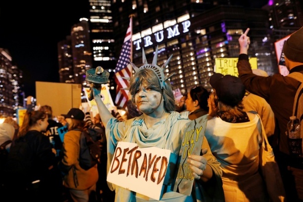Bild vergrößern: 500 Nationalgardisten auf Anordnung von Trump in Chicago im Einsatz Bild vergrößern: 500 Nationalgardisten auf Anordnung von Trump in Chicago im Einsatz